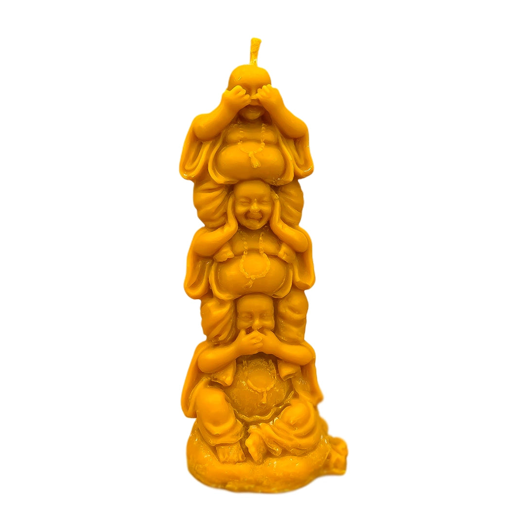Vela Buda de la Sabiduría de cera de abeja 100% natural sobre fondo blanco