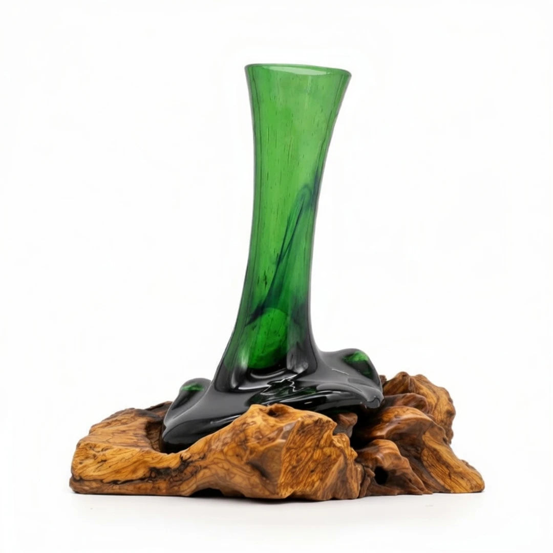 Florero artesanal de vidrio verde fundido sobre base de madera natural colección Naturaleza Fundida