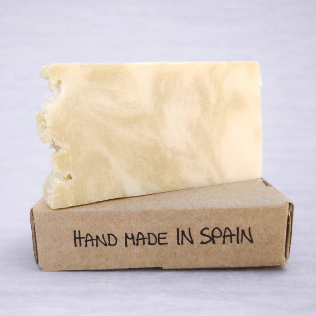 Jabón artesanal de argán natural hecho a mano en España sobre caja reciclable