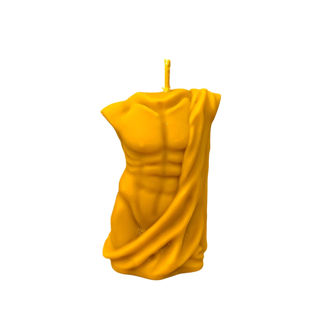 Vela Esencia Masculina con torso masculino atlético hecha de cera de abeja 100% natural sobre fondo blanco