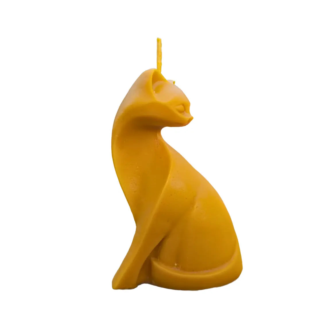 Vela Espíritu Felino con figura elegante de gato hecha de cera de abeja 100% natural sobre fondo blanco