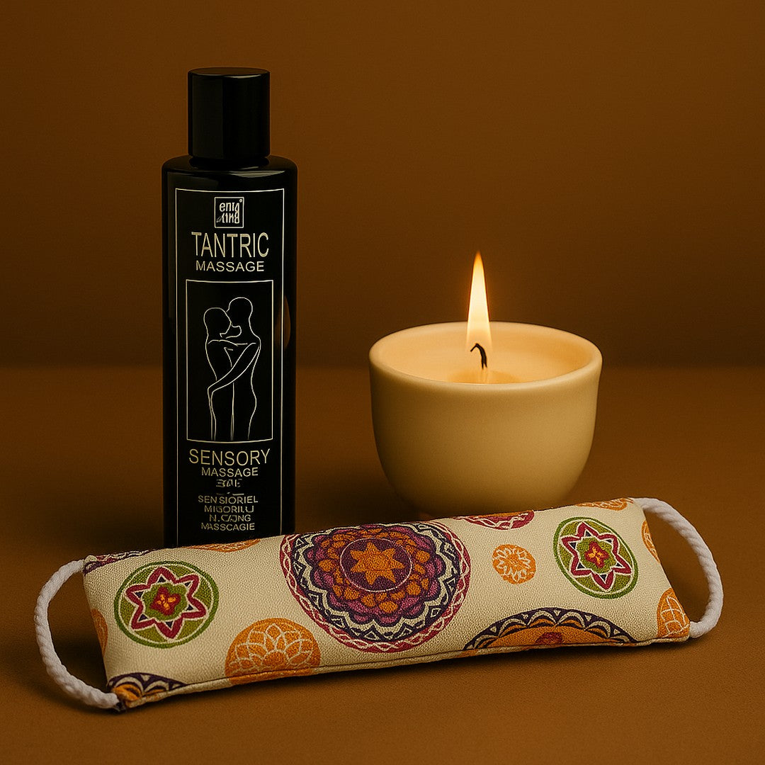 Aceite de masaje tántrico con canela, vela encendida en cuenco blanco y antifaz terapéutico de lavanda con estampado de mandalas, sobre fondo cálido sensorial