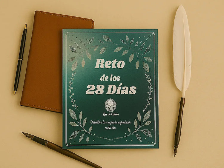 Dos diarios de escritura espiritual —uno artesanal de cuero con árbol de la vida grabado y otro titulado 'Reto de los 28 Días'— reposan sobre una superficie de madera clara en un ambiente relajante, ideal para journaling y bienestar emocional.
