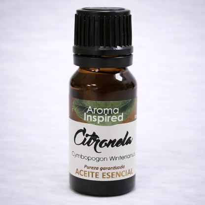 Aceite esencial de citronela pura en frasco ámbar con fondo suave, aroma fresco y uso aromaterapéutico natural