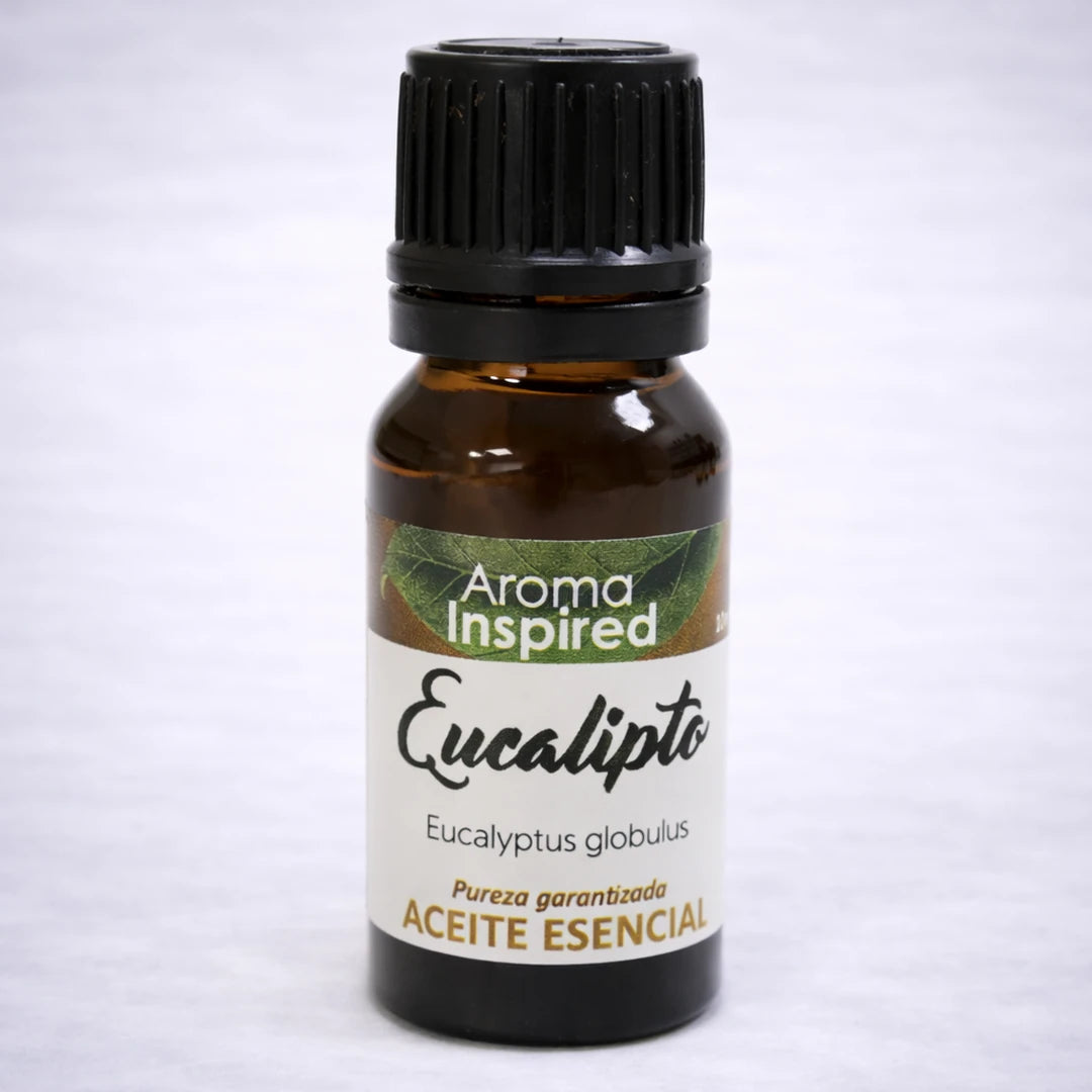 Aceite esencial de eucalipto 100% puro en frasco de vidrio ámbar sobre fondo neutro, aromaterapia natural y respiratoria