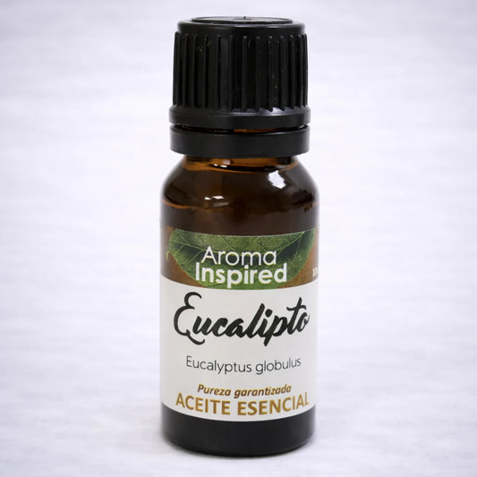 Aceite esencial de eucalipto 100% puro en frasco de vidrio ámbar sobre fondo neutro, aromaterapia natural y respiratoria