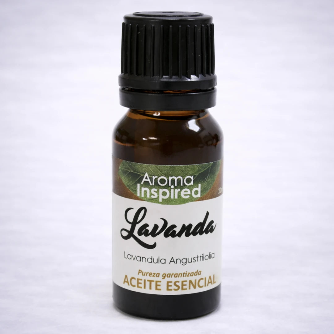 Aceite esencial de lavanda pura en frasco ámbar sobre fondo neutro, relajación, calma y aromaterapia natural