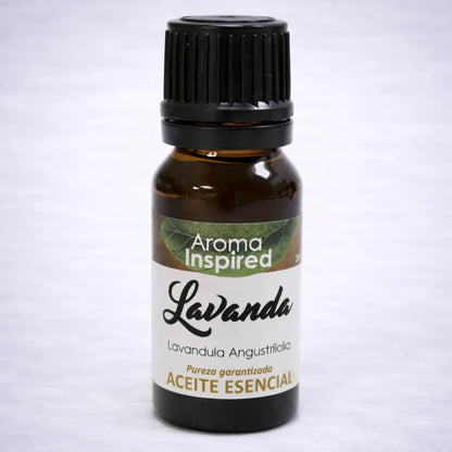 Aceite esencial de lavanda pura en frasco ámbar sobre fondo neutro, relajación, calma y aromaterapia natural