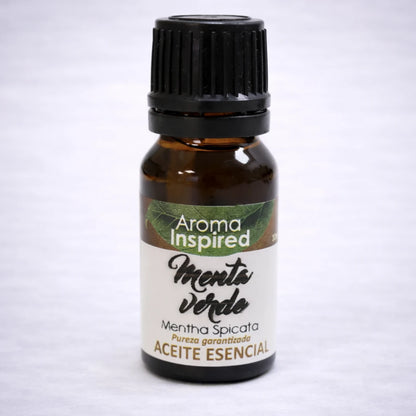 Aceite esencial de menta verde pura en frasco ámbar con fondo gris suave, aroma fresco y estimulante para aromaterapia