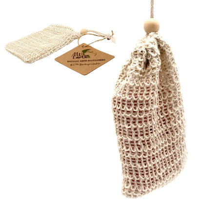Bolsa natural de yute para jabón colgada con pastilla dentro y presentación con etiqueta biodegradable de AW Earth.