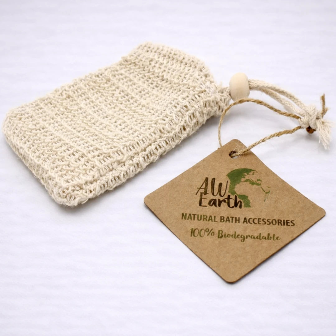 Bolsa de yute natural biodegradable para jabón con etiqueta ecológica y cordón de algodón, fondo grisáceo suave