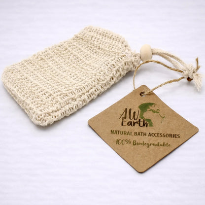 Bolsa de yute natural biodegradable para jabón con etiqueta ecológica y cordón de algodón, fondo grisáceo suave