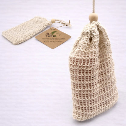 Bolsa de yute natural colgante para jabón artesanal con cordón y etiqueta ecológica, fondo grisáceo suave