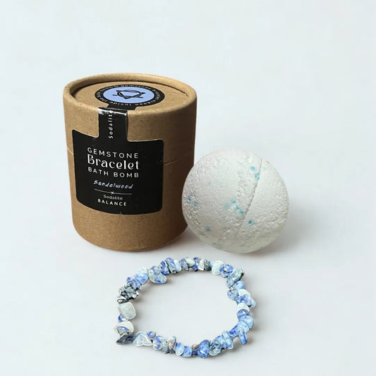 Bomba de baño artesanal con aroma calmante y pulsera de sodalita para equilibrio emocional.