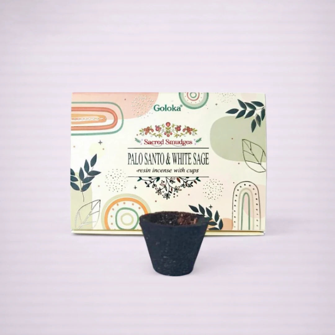 Copa de incienso Goloka Palo Santo y Salvia Blanca con caja Sacred Smudges sobre fondo gris suave