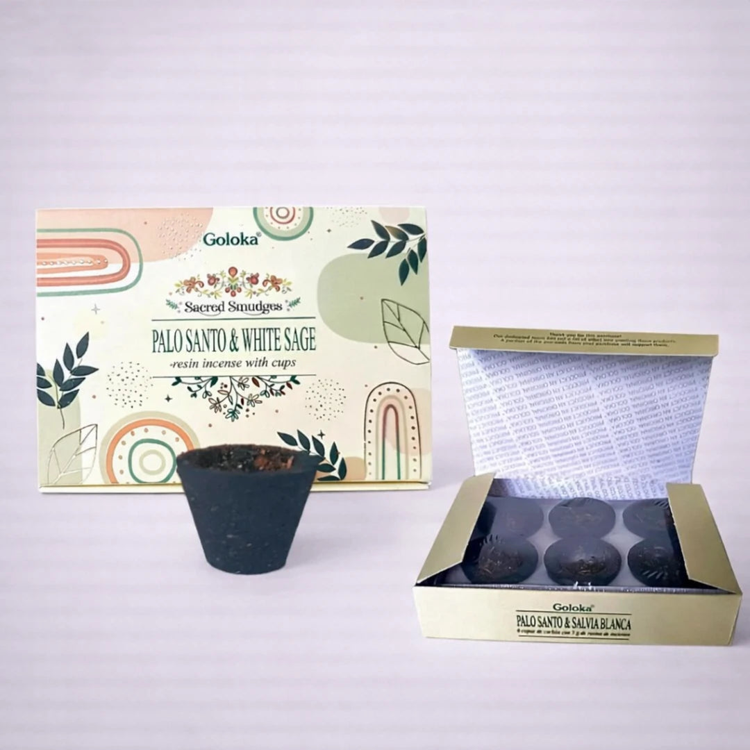 Set de copas de incienso Goloka Palo Santo y Salvia Blanca con caja cerrada, caja abierta y copa individual sobre fondo gris suave
