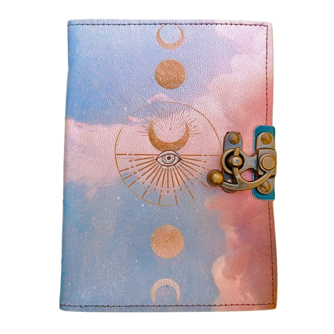 Cuaderno de cuero genuino con diseño celestial de fases lunares doradas y cierre con broche metálico antiguo, perfecto como diario personal o grimorio artesanal.
