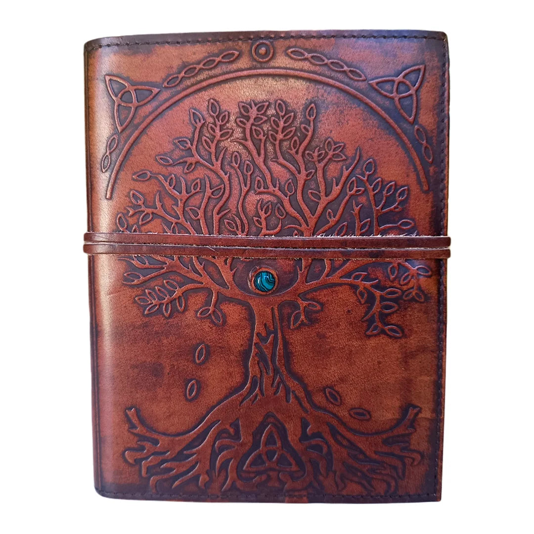 Cuaderno artesanal de cuero marrón con Árbol de la Vida repujado e incrustación de piedra natural en el centro del tronco.