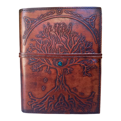 Cuaderno artesanal de cuero marrón con Árbol de la Vida repujado e incrustación de piedra natural en el centro del tronco.