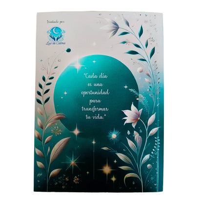 Contraportada del diario "Reto de los 28 días" de Luz de Calma, con diseño floral en tonos azulados y frase inspiradora: “Cada día es una oportunidad para transformar tu vida”