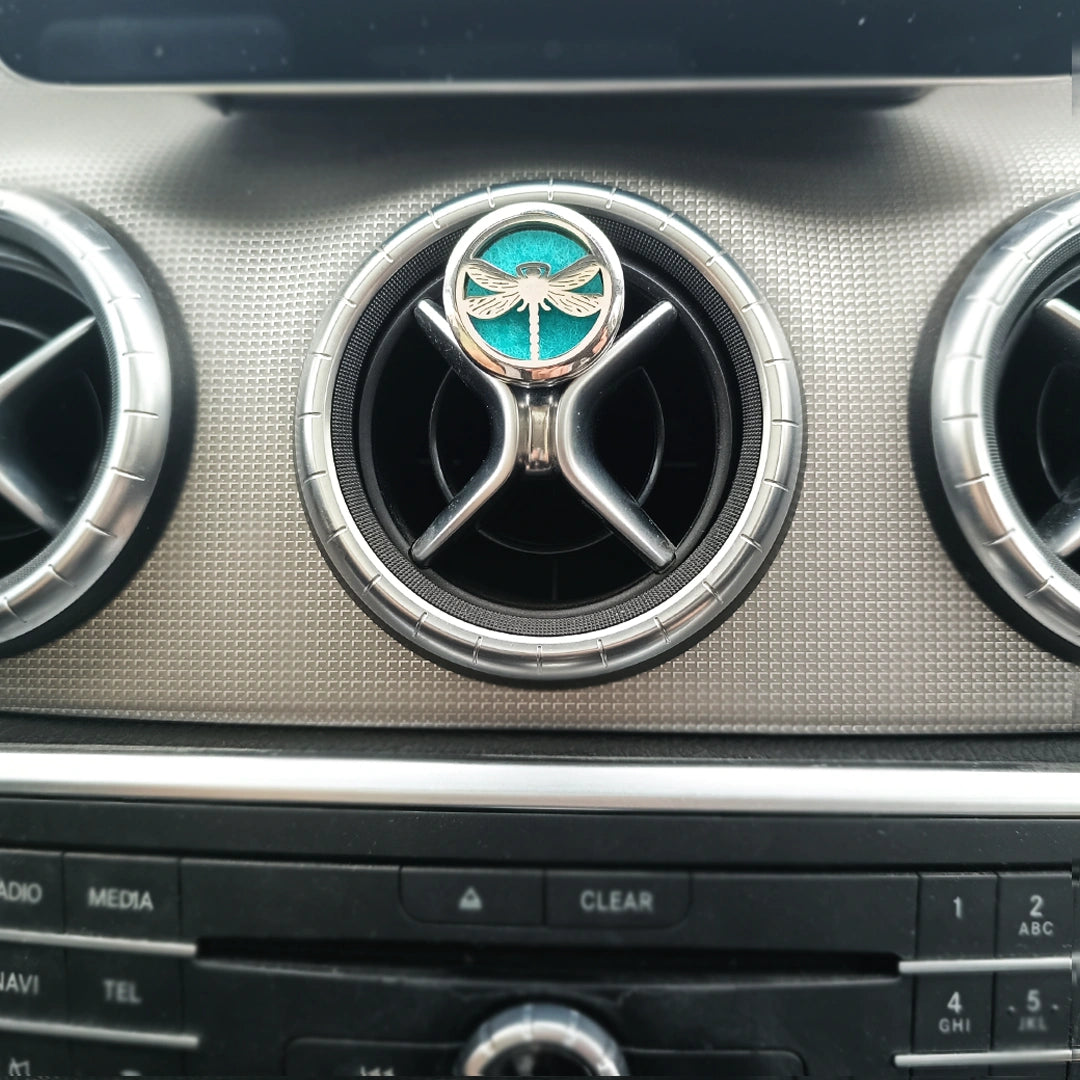 Difusor de aceites esenciales para coche con diseño de libélula colocado en la rejilla de ventilación del vehículo