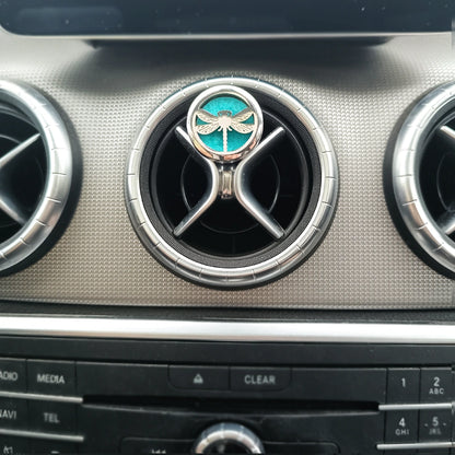 Difusor de aceites esenciales para coche con diseño de libélula colocado en la rejilla de ventilación del vehículo