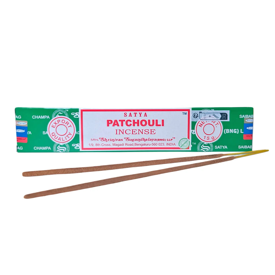 Incienso Satya Pachulí natural en caja verde con varillas, ideal para aromaterapia, meditación, limpieza energética y relajación.