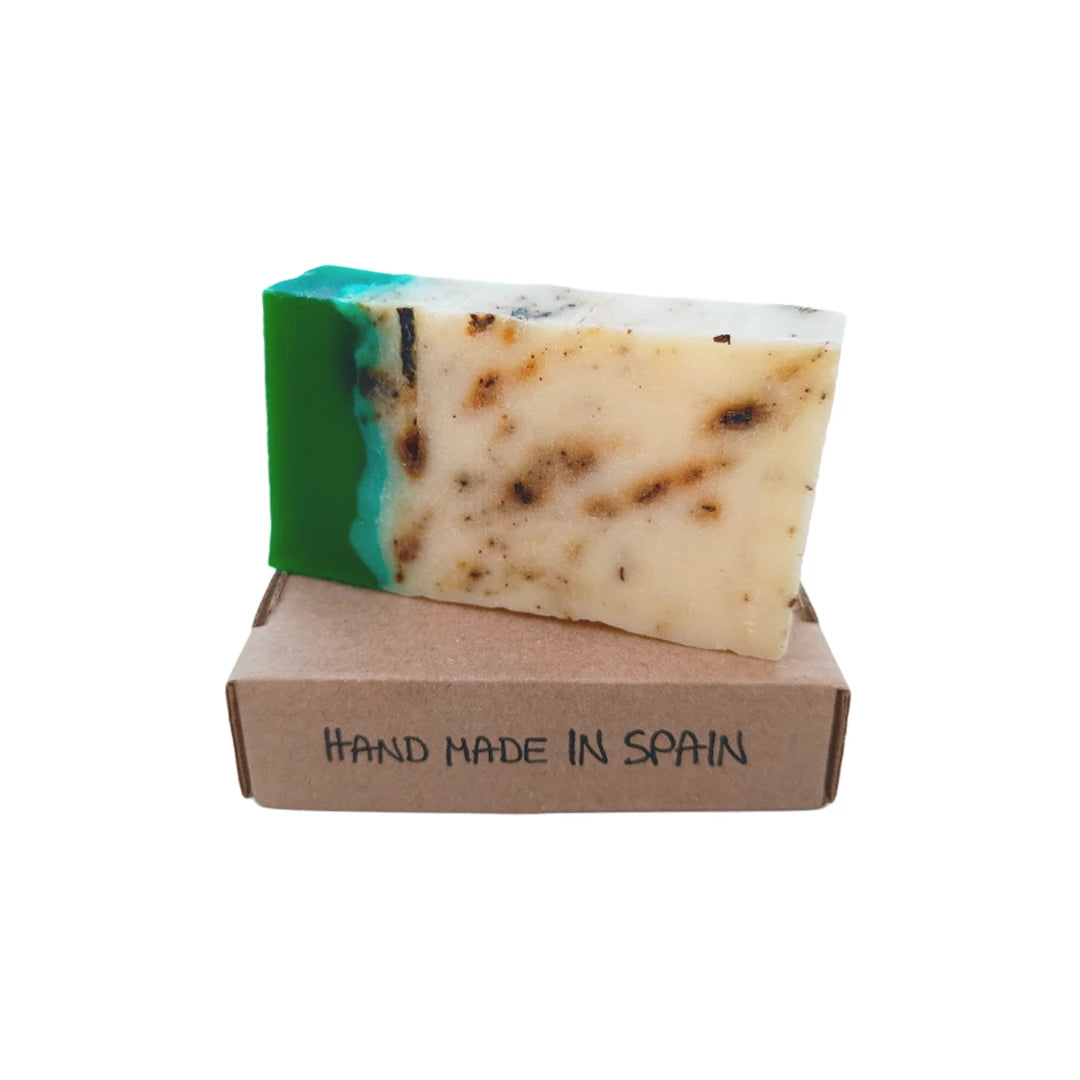 Jabón artesanal de té verde y glicerina sobre caja Hand Made in Spain, producto hecho a mano