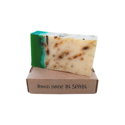 Jabón artesanal de té verde y glicerina sobre caja Hand Made in Spain, producto hecho a mano