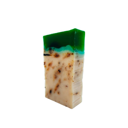 Jabón artesanal de té verde y glicerina con extractos naturales, hecho a mano, vista vertical