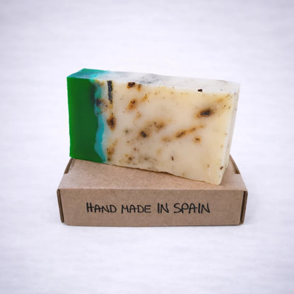 Jabón artesanal de té verde natural con caja de cartón Hand Made in Spain sobre fondo gris claro