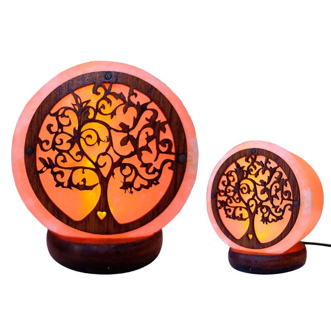 Dos lámparas de sal del Himalaya encendidas con símbolo del Árbol de la Vida, decoración zen con iluminación terapéutica.
