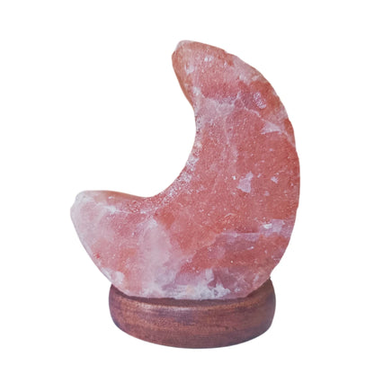 Lámpara de sal del Himalaya con forma de luna creciente sobre base de madera, tallada artesanalmente en sal rosa auténtica.