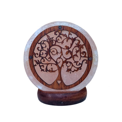 Lámpara de sal del Himalaya con Árbol de la Vida apagada, base de madera y diseño tallado artesanalmente.