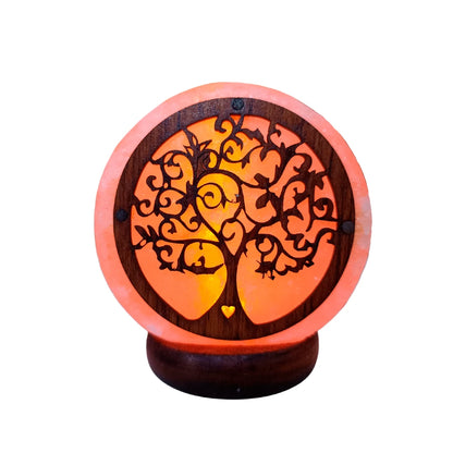 Lámpara de sal del Himalaya encendida con diseño del Árbol de la Vida, luz cálida relajante ideal para meditación.