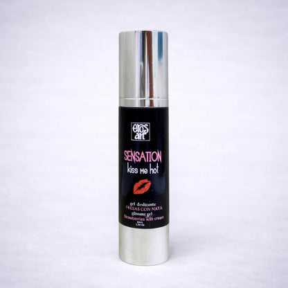 Lubricante íntimo de fresas con nata Sensation Kiss Me Hot sobre fondo gris suave, gel deslizante con efecto sensorial