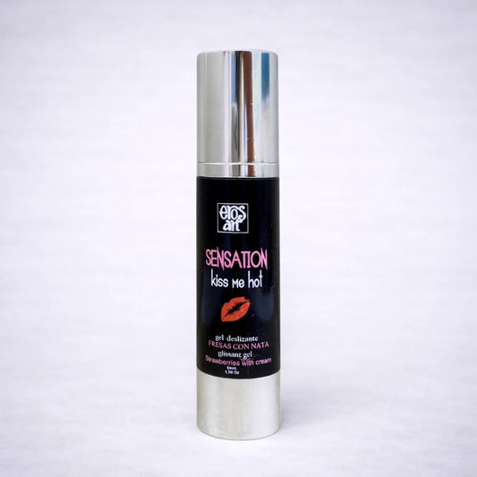 Lubricante íntimo de fresas con nata Sensation Kiss Me Hot sobre fondo gris suave, gel deslizante con efecto sensorial