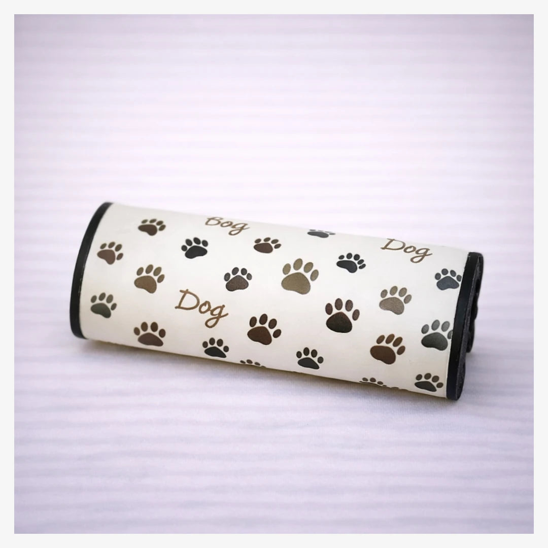 Ambientador para coche que neutraliza olores con diseño de huellas de perro sobre fondo neutro