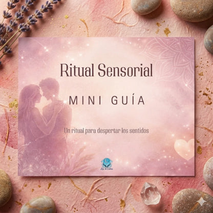 Tarjeta “Ritual Sensorial – Mini Guía” sobre fondo cálido con textura natural, rodeada de piedras, lavanda y detalles suaves, transmitiendo una atmósfera íntima y sensorial.