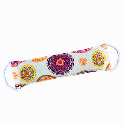 Saco térmico artesanal relleno de semillas de aceituna y lavanda, estampado con mandalas de colores vibrantes.