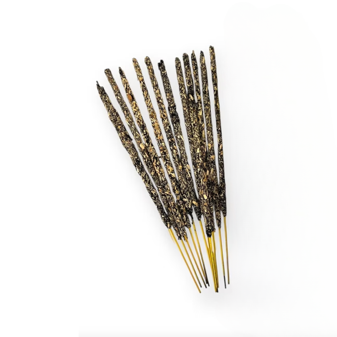 Varillas de incienso natural artesanal Ullas Jazmín sobre fondo blanco, gruesas y cargadas de hierbas aromáticas.