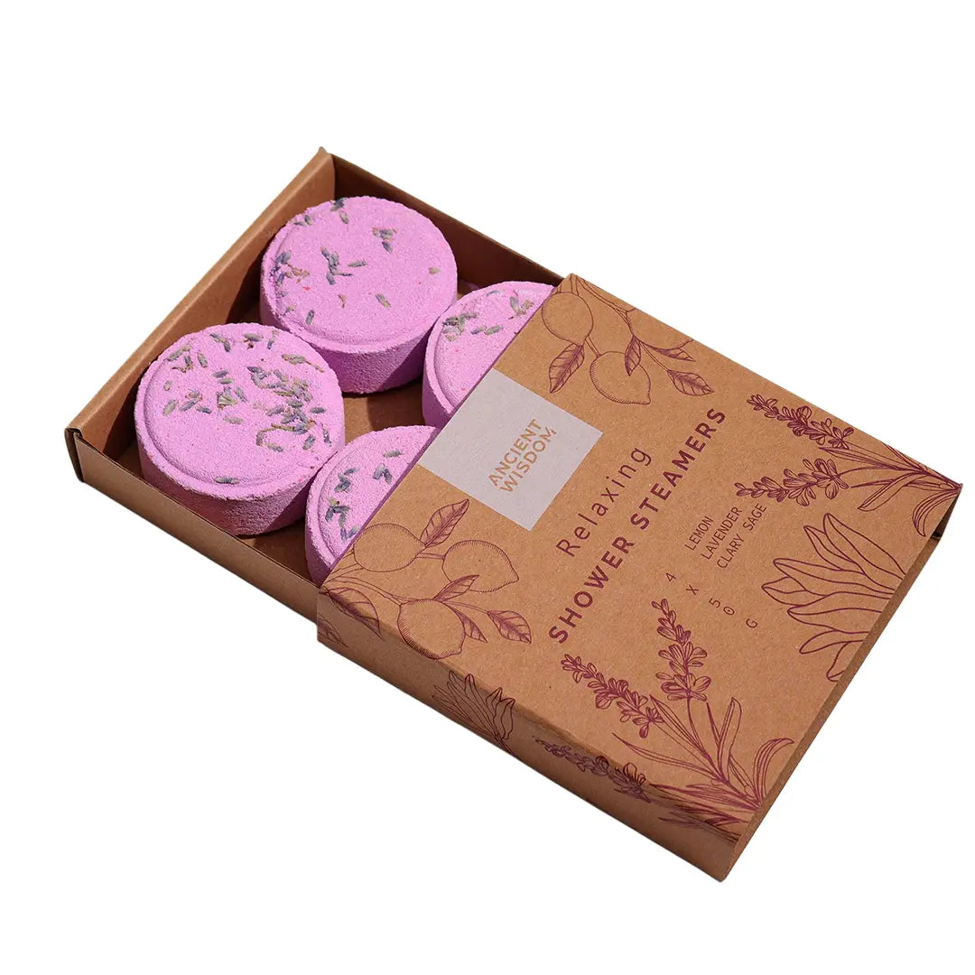 Pack de 4 vaporizadores de ducha ZEN – Relajación vistos en ángulo, con discos aromáticos color lavanda y diseño floral en caja kraft.