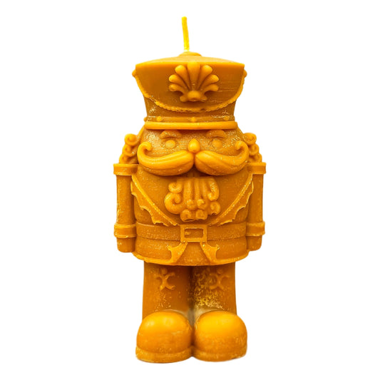 Vela Cascanueces de cera de abeja 100% natural sobre fondo blanco