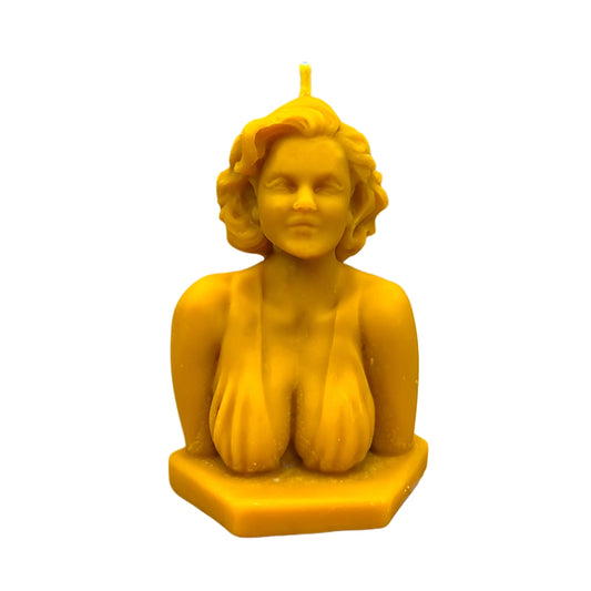 Vela Marylin de cera de abeja 100% natural sobre fondo blanco