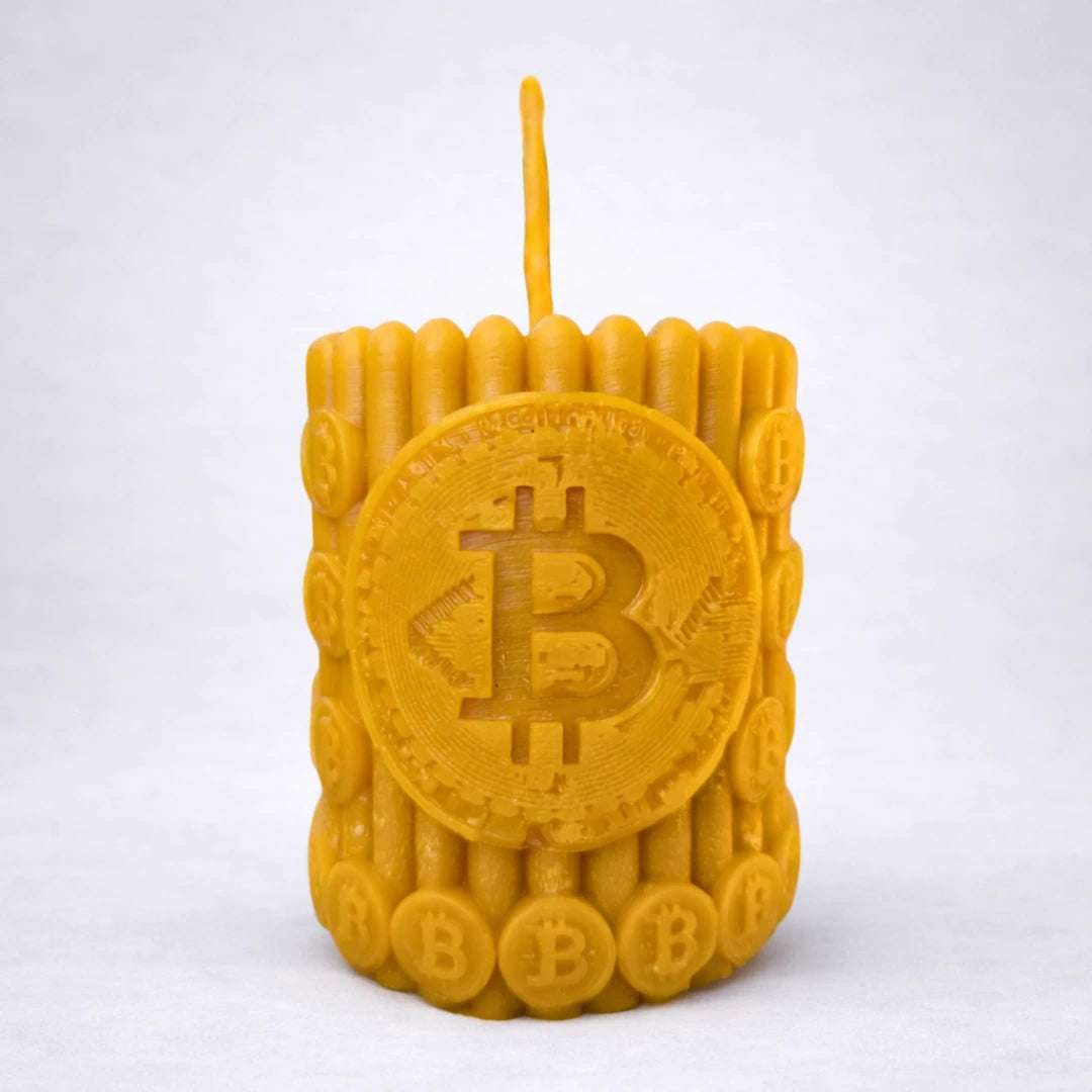 Vela artesanal de cera de abeja con símbolo Bitcoin en relieve sobre fondo gris suave, diseño energético y decorativo