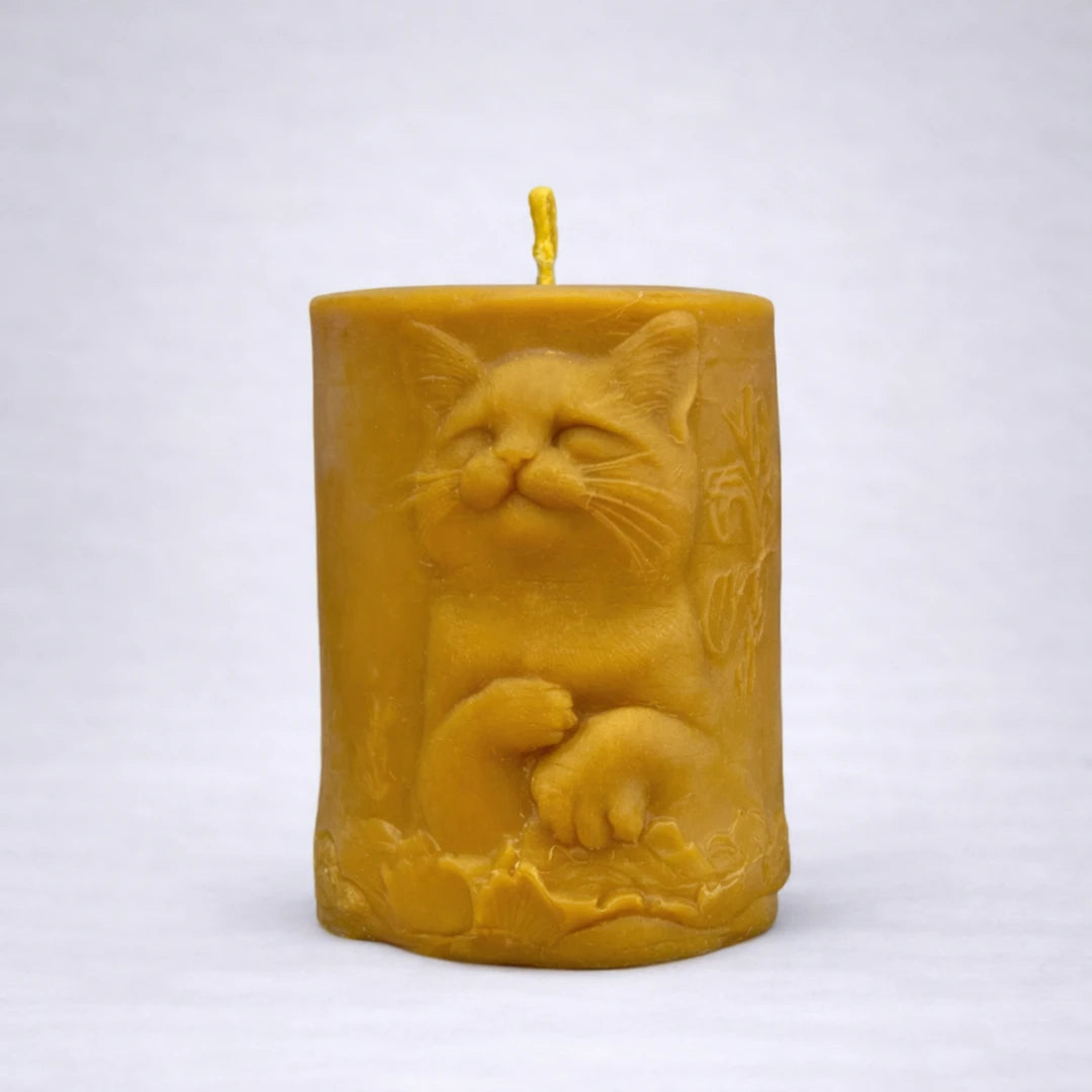Vela artesanal de cera de abeja con gato en relieve, diseño tierno y relajante, elaborada a mano con cera natural