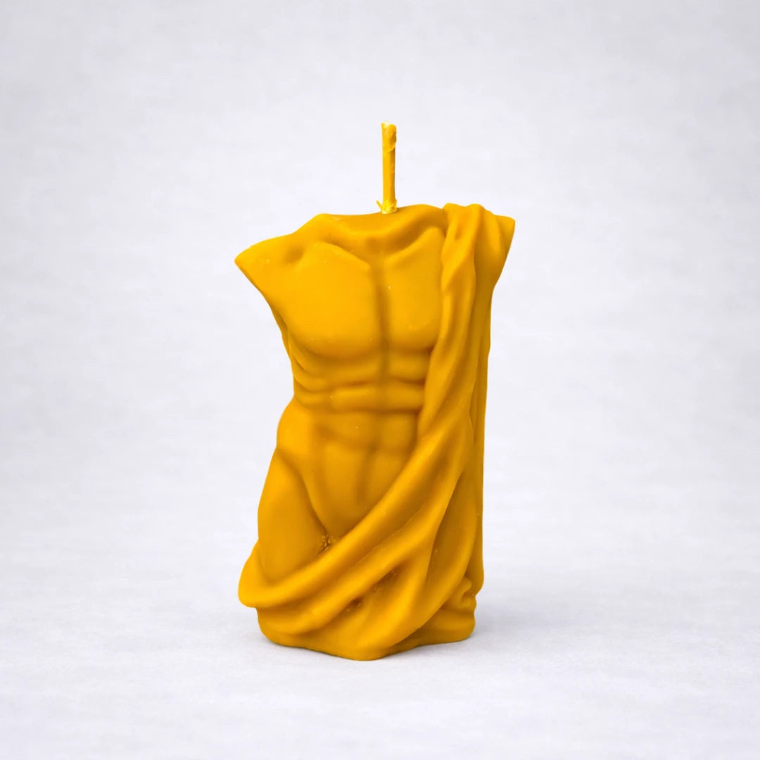 Vela de cera de abeja torso masculino artesanal  en fondo gris suave - Luz de Calma