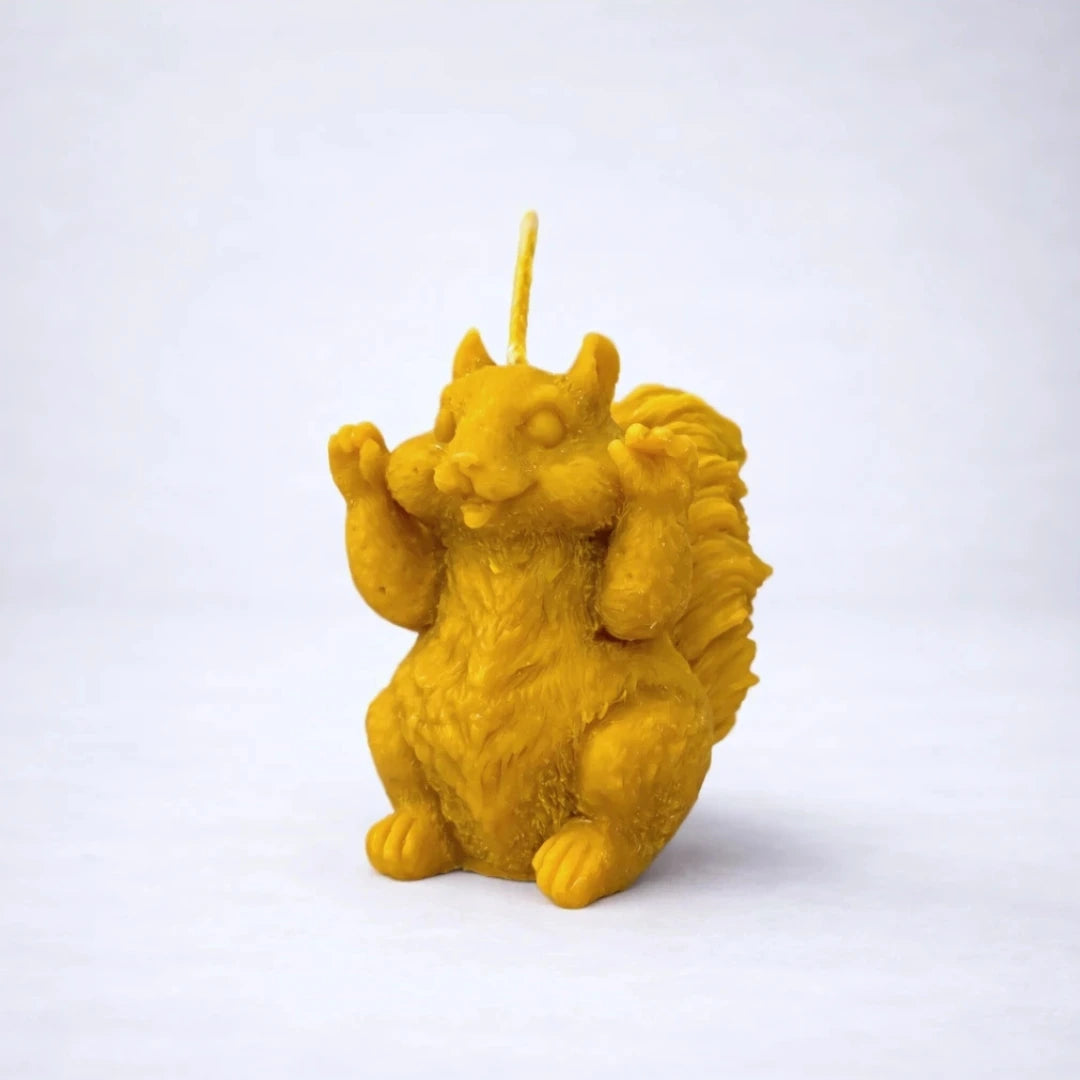 Vela artesanal de cera de abeja en forma de ardilla, diseño Espíritu del Bosque, con acabado natural 