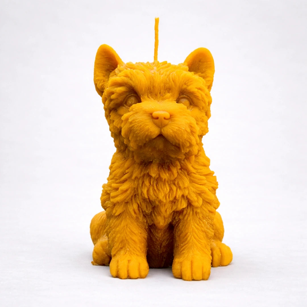 Vela artesanal de cera de abeja con forma de yorkshire terrier sobre fondo gris suave