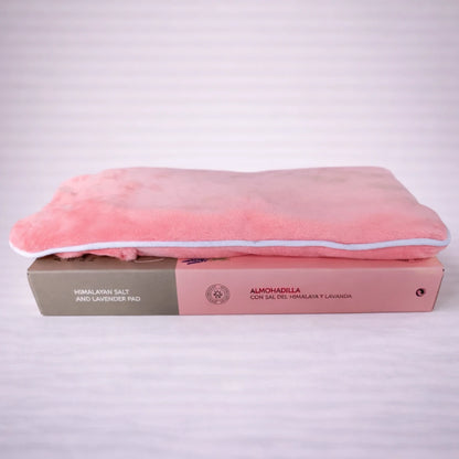 Almohadilla con sal del Himalaya y lavanda presentada en su caja, producto natural de bienestar para relajación muscular y alivio del estrés.